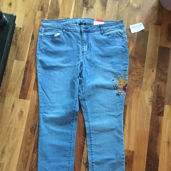 NWT Plus size jeans with embroidered floral design - Picture 1 of 4